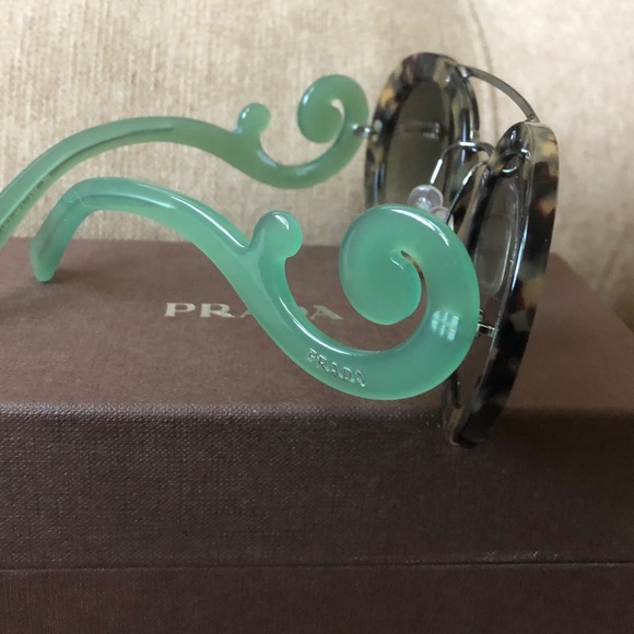 PRADA SUNGLASSES 😎 - Picture 3 of 7